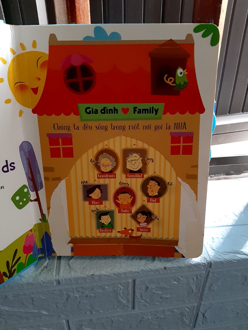 Sách to và đẹp lắm ạ. Mình mua sale có 40k mà ưng lắm. Hình ảnh in màu sắc cũng đẹp nữa. Các bé rất thích