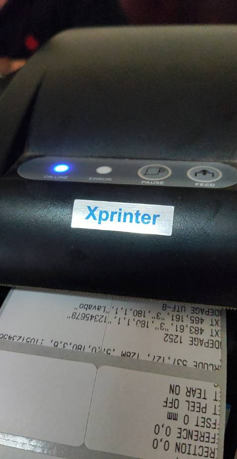 Chào Tiki, lúc trước mình có mua mã hàng này tại Shop, hiện máy đang bị tình trạng không nhận hay nhận không đúng khổ giấy in. Mong Shop hỗ trợ tư vấn hướng xử lý