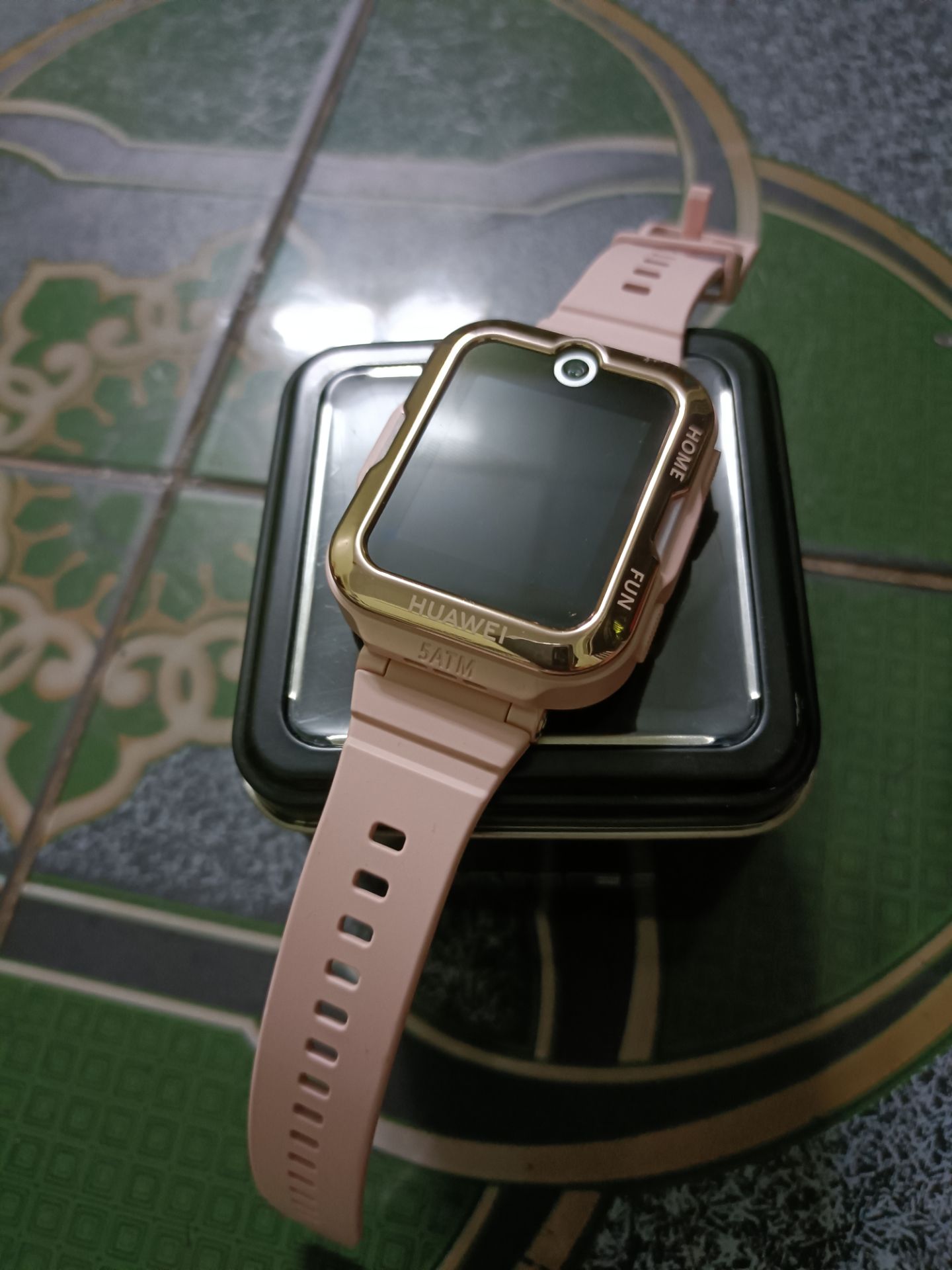 Đồng hồ rất đẹp con gái rất thích, pin xài lâu.