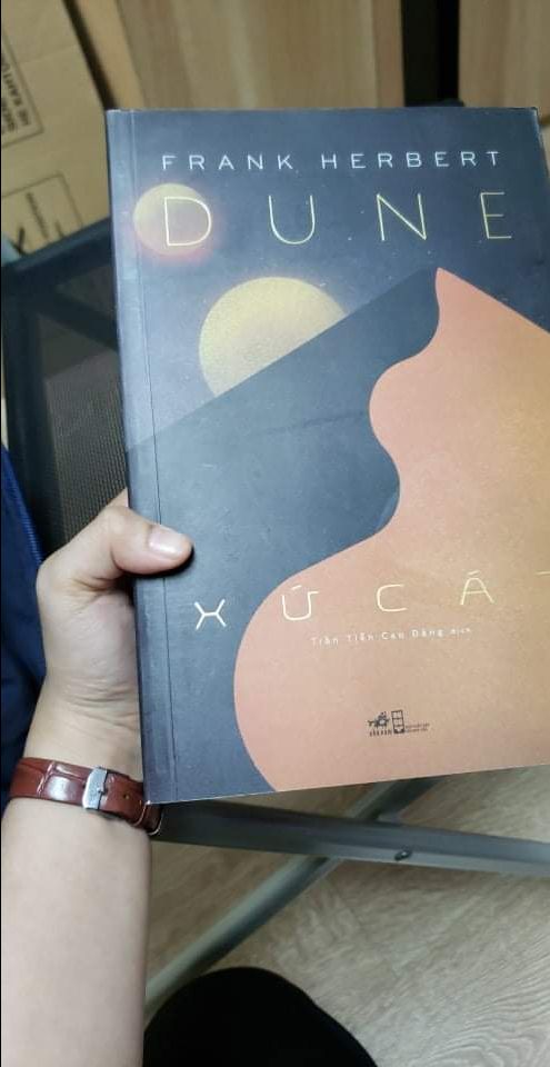 Vấn đề của tiki luôn luôn là phần đóng gói. Hộp bên ngoài thì méo mó, bên trong thì ko hề có miếng đệm mút nào cho 4 cuốn, quá tệ. Nhất là cuốn Xứ cát, gáy thì bẩn, bong cả gáy nhìn chán không tả nổi. Hy vọng tiki xem xét lại phần đóng gói.