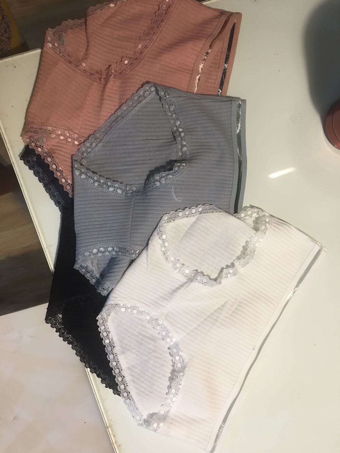 Sản phẩm như hình. Chất vải xấu. Giao hàng không đúng size đã đặt. Không hiểu Tiki giao 1 món hàng mà khách ko sử dụng đc thì Tiki thấy sao.