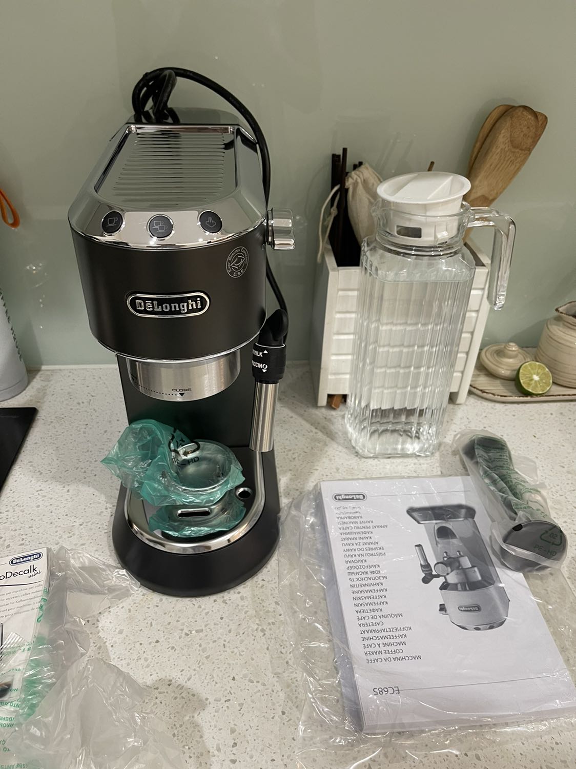 đánh giá về máy pha cf : được rv nhiều rồi, cảm nhận thực tế : nhỏ, gọn, phù hợp với sinh hoạt gia đình nhỏ . Lắp đặt dễ dàng, sang trọng . Tuy nhiên khấc nối giữa tay cầm đựng bột  cf và máy ép khá khó thao tác , mình lắp nhiều lần  hay bi trật khớp và bị đổ ra ngoài - người lớn tuổi sẽ khó sử dụng . Chất lượng cf sau khi thành phẩm khá bắt mắt ,  nhưng cần kén chọn bột cf dành cho pha máy  sẽ hoàn hảo hơn  về vị ( mình *** bằng bột pha phin thì vị hơi khét ) . giá cả mua lúc sales ngày 12/12 nên khá tốt 5.4 thôi . tiki giao hàng nhanh, và đặc biệt đội ngũ nv giao hàng rất nhiệt tình chuyên nghiệp. cảm ơn tiki !