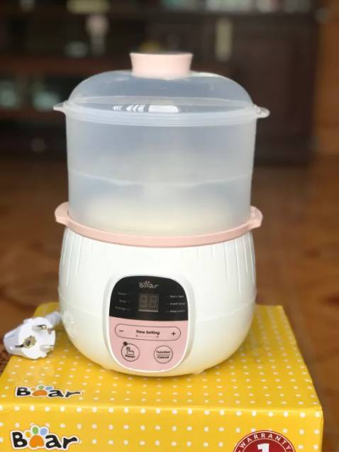 Nồi xinh xỉu luôn á, kết hàng của bear đợt mua máy làm sữa chua ta nói xinh lung linh lại rất tiện dụng
Nồi này chưng yến dạng lỏng đee cấ hủ nhỏ tủ lạnh ăn dần là ngon hết sảy ạ. 
Nấu cháo cho bé thơm ngon mà k mất dưỡng chất
Chỉ là nồi loại này bé chỉ làm được 2 việc trên thui ạ. Nhà đông người mua loại 2l trở lên gốm tử sa cũng siêu tuyệt đó ạ