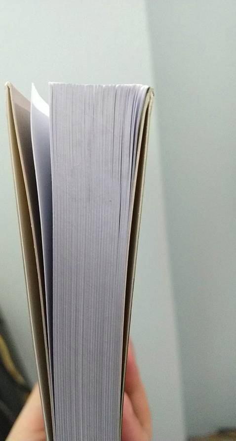 Nội dung sách của tác giả Nguyễn Văn Tuấn đọc dễ hiểu. Tác giả sử dụng R để phân tích dữ liệu và xây dựng mô hình. Tuy nhiên đáng tiếc là gáy sách hơi lem, không đúng với chất lượng sách in chuẩn.