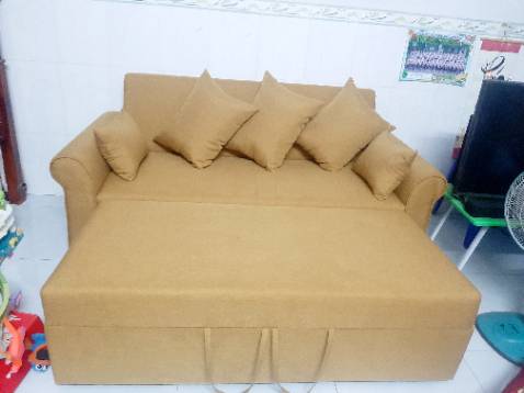 Mẹ mình thích màu vàng đồng nên mình nhắn cho shop đặt riêng màu này. Nhận được sản phẩm quả thực rất hài lòng về màu sắc đẹp, kiểu dáng hiện đại, nệm dày, êm, đi kèm ghế là 5 gối tựa lưng cùng màu ghế. Chúc shop được nhiều khách hàng biết đến và lựa chọn.