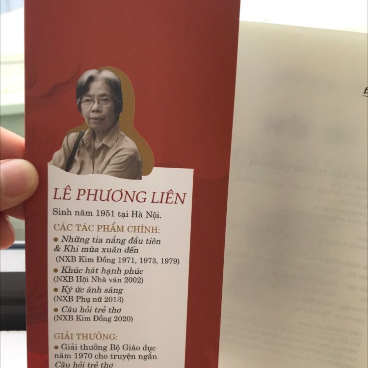 Giấy đẹp, sách giao nhanh, cơ bản là ok nhé! 
Bìa gập, cứng và in ảnh đẹp, thiết kế chữ bên trong các phần chỉn chu. 
Mua đợt sale nên rất thích. 
Nội dung đọc hay và cho mình hiểu thêm về nữ sĩ Đoàn Thị Điểm . 5 sao cho chất lượng Tiki.