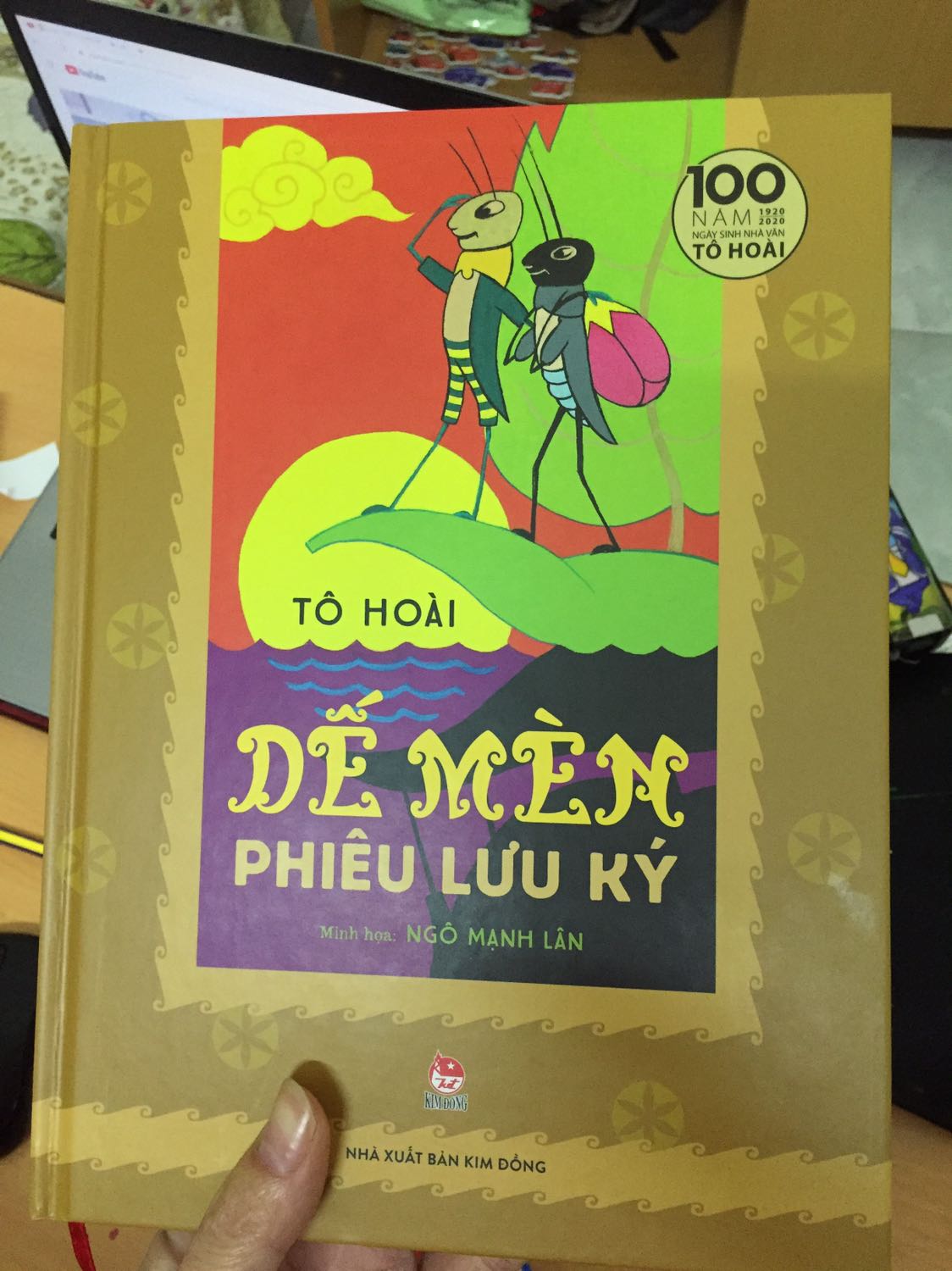Mặc dù đã 36 tuổi nhưng khi đọc lại Dế mèn,Tôi vẫn thấy những điều lí thú từ những chuyến phiêu lưu của Dế mèn.
Lúc nhận sách mình thực sự bất ngờ vì cuốn sách đc đóng hộp rất đẹp,cảm giác như xuân đang đến rất gần mình rồi❤️