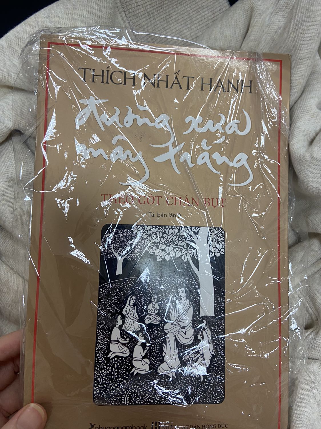 Sách cũ và bẩn, có nhiều vết xước. Ko phải kiểu để lâu nên cũ mà là sách cũ. Những sách giá trên 200k đều có lớp bóng kính bảo vệ, nhưng sách này ko còn, chỉ đc bọc 1 lớp màng bọc thực phẩm. Do là sách về Đức Phật nên mình sẽ ko yêu cầu đổi trả nhưng một cuốn sách giá trị mình rất muốn nó mới và thơm mùi sách chứ ko phải nhận một cuốn sách cũ thế này. Hơi buồn nhưng chắc do duyên. Mong nhà sách làm việc tốt hơn