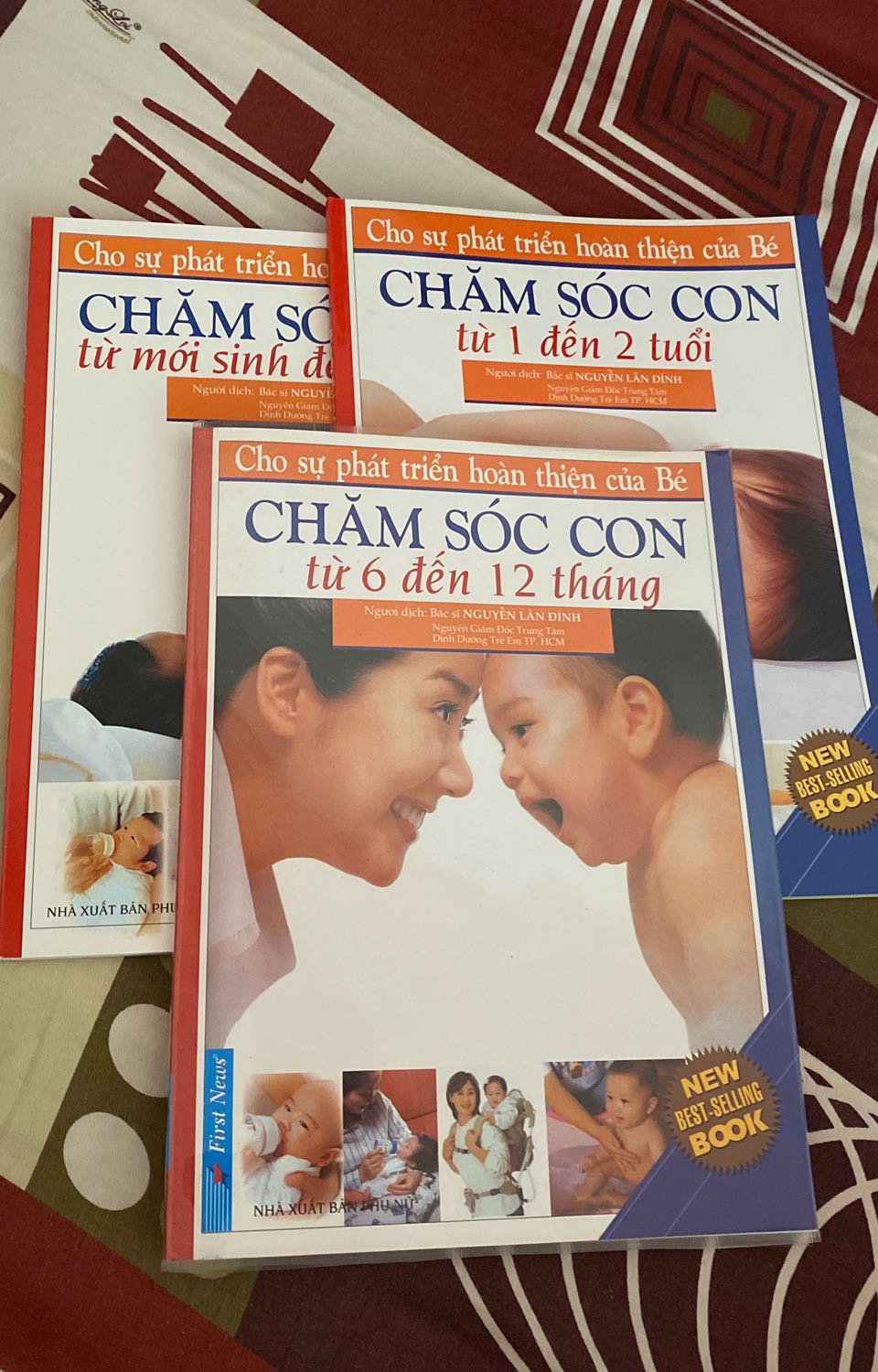 Sách mới, giấy bóng đẹp, trình bày đẹp, rõ ràng nhưng lượng kiến thức mới chỉ ở mức cơ bản thui, tuy nhiên so với giá hạt dẻ là quá ổn rùi. Mình mua 3 quyển dc tặng thêm 1 bao sách rất chu đáo. Tiki giao hàng nhanh và đóng gói cẩn thận.