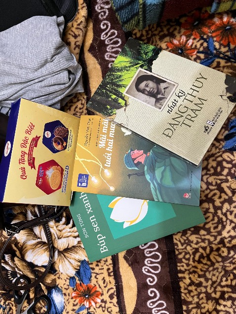 Sách đóng gói cũng tạm k có seal nhưng bù lại vận chuyện trong hộp cứng và cũng chắc chắn, k ngờ được shop tặng thêm hộp bánh nữa ạ. Lúc nhận mình khá bất ngờ vì đc tặng thêm quà =))). Bánh ăn ngon lắm á, sách không bị móp hay sứt mẻ gì. Sẽ ủng hộ nhà sách tiếp ạ.