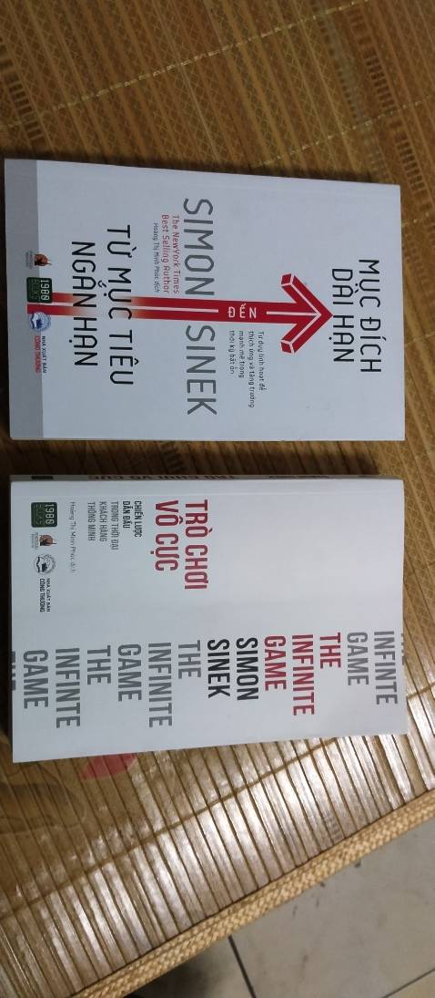 Tôi không hiểu 1980 Books cho ra 2 mẫu bìa này để làm gì? Nội dung y chang nhau, cùng năm xuất bản, ko khác tẹo gì... Để đánh *** người mua nhằm tăng doanh số ak? Không phải 1 trường hợp này. Tôi còn bị mấy trường hợp rồi. Vừa tốn thêm tiền, vừa bực mình. Nội dung sách thì Okie nhưng không thể hài lòng với cách nhà xuất bản đánh *** người đọc vậy được