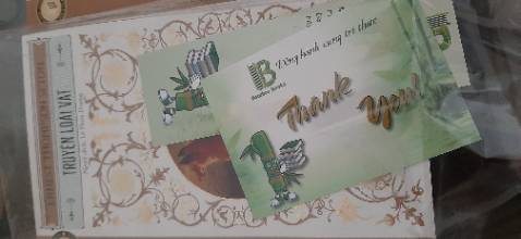 Mới đọc vài trang nhưng thấy truyện có vẻ hay, miêu tả rất sinh động, tốt cho trí tưởng tượng và khả năng viết văn của các bạn nhỏ. Nhà sách đóng gói tỉ mỉ, cẩn thận, đẹp. Điểm trừ duy nhất của sách là lời tựa của 2 vị ba láp ba *** vừa dài vừa tào lao