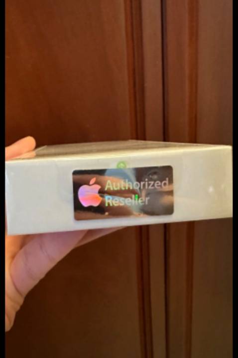 Sạc chuẩn auth nguyên seal phân phối chính hãng bởi FPT, giao hàng nhanh đặt hôm qua hôm nay có. Mua rẻ hơn ở các siêu thị di động, điện máy. Cảm ơn shop.