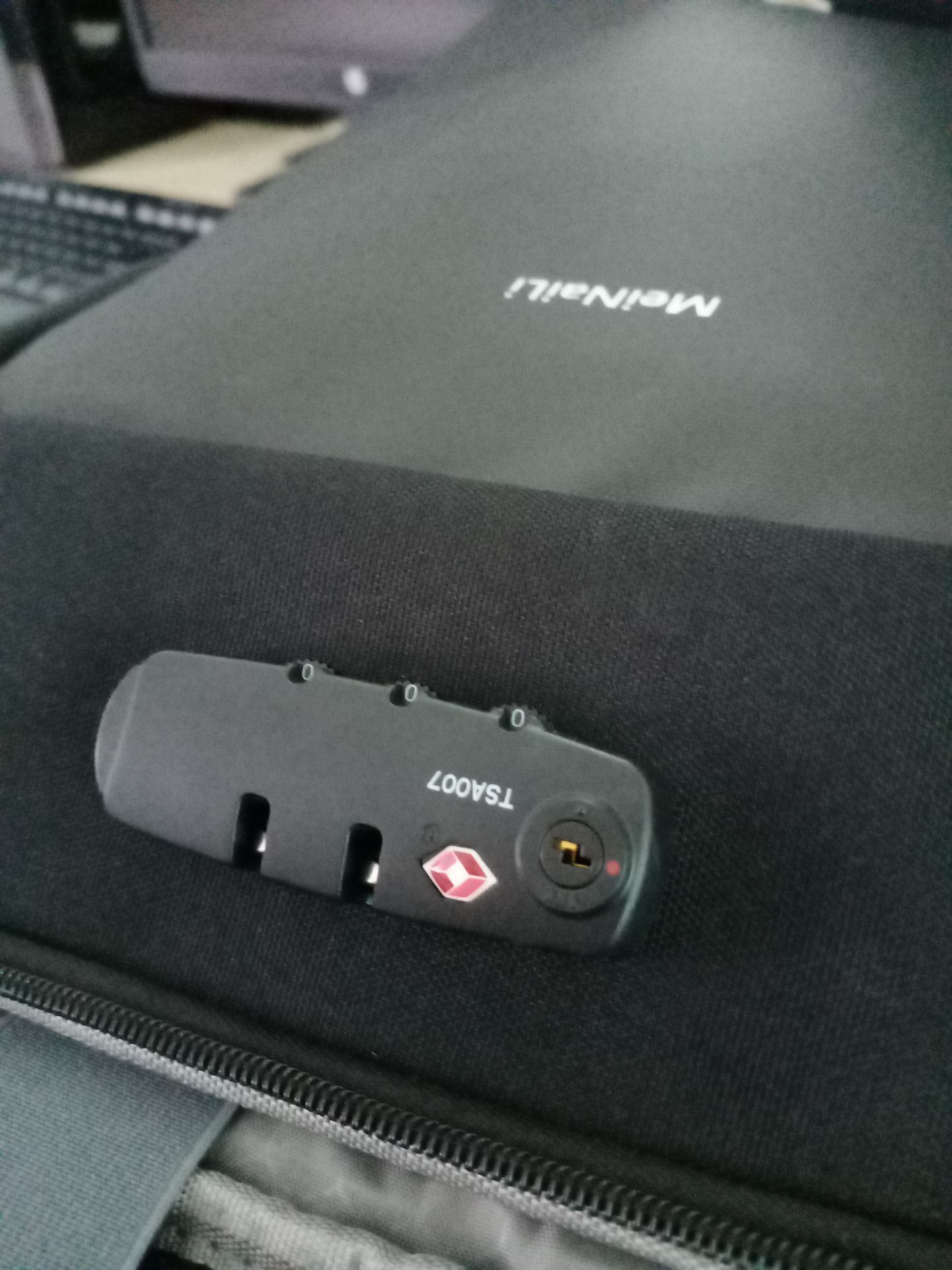 Mọi thứ đều ổn nhưng cái khoá không có 1 tờ giấy báo mật khẩu hay  để hướng dẫn sử dụng. và cái lỗ khoá đó có chức năng gì. Mò 1 hồi mới biết là 0 0 p