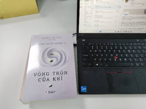 Tác phẩm khá dầy và rất nhiều kiến thức bổ ích của Đông y cho trẻ nhỏ và người lớn. Mình rất hài lòng vì chọn được cuốn sách hay xuất sắc thế này, sàch vừa ra mắt được mấy ngày là mình phải có ngay trong tủ sách yêu thích.