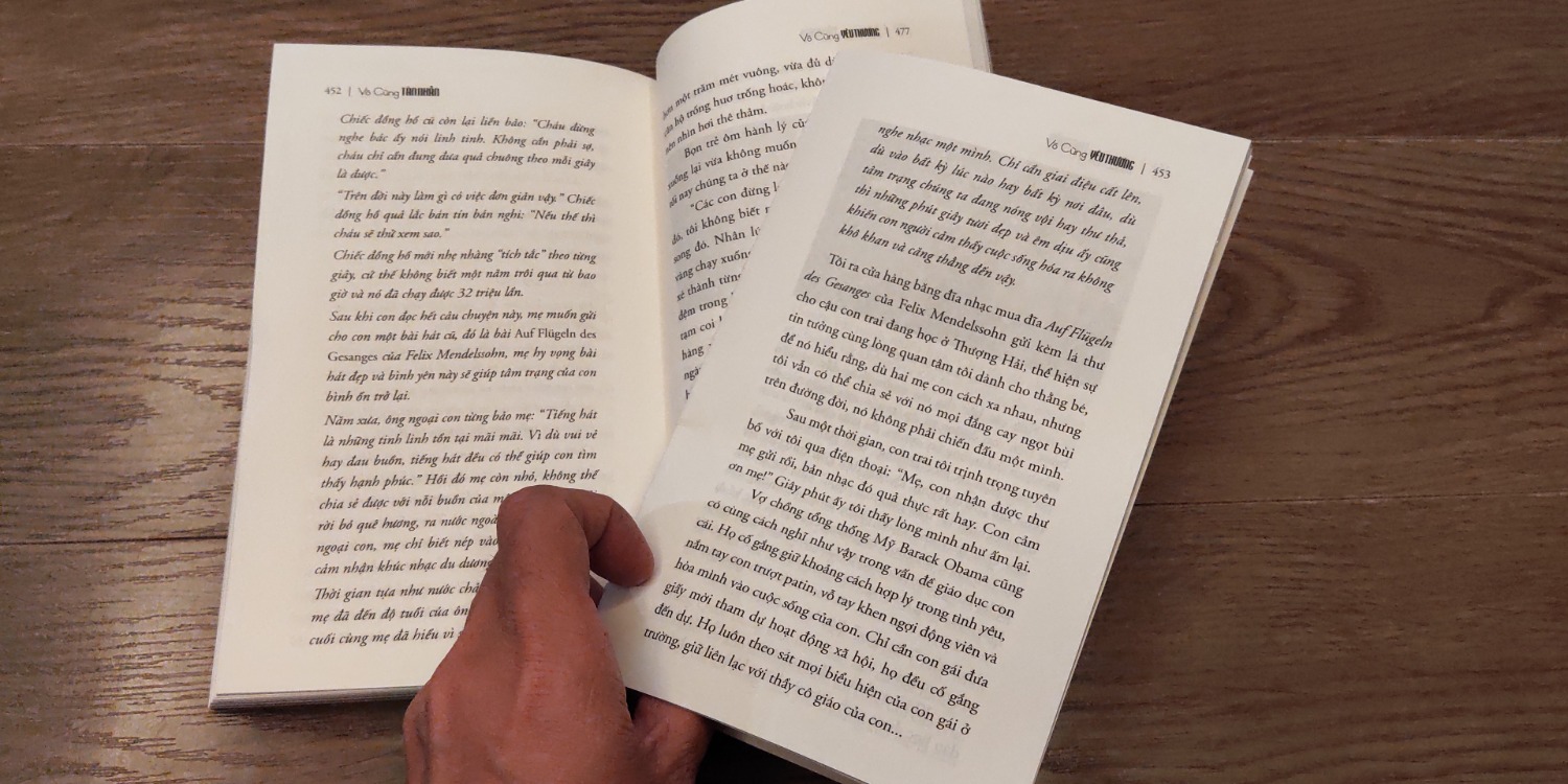 Tập một bộ sách này chất lượng vào bìa không tốt, tôi đọc chưa xong mà đã bị bung. Chỗ bị bung không thấy có chỉ khâu.