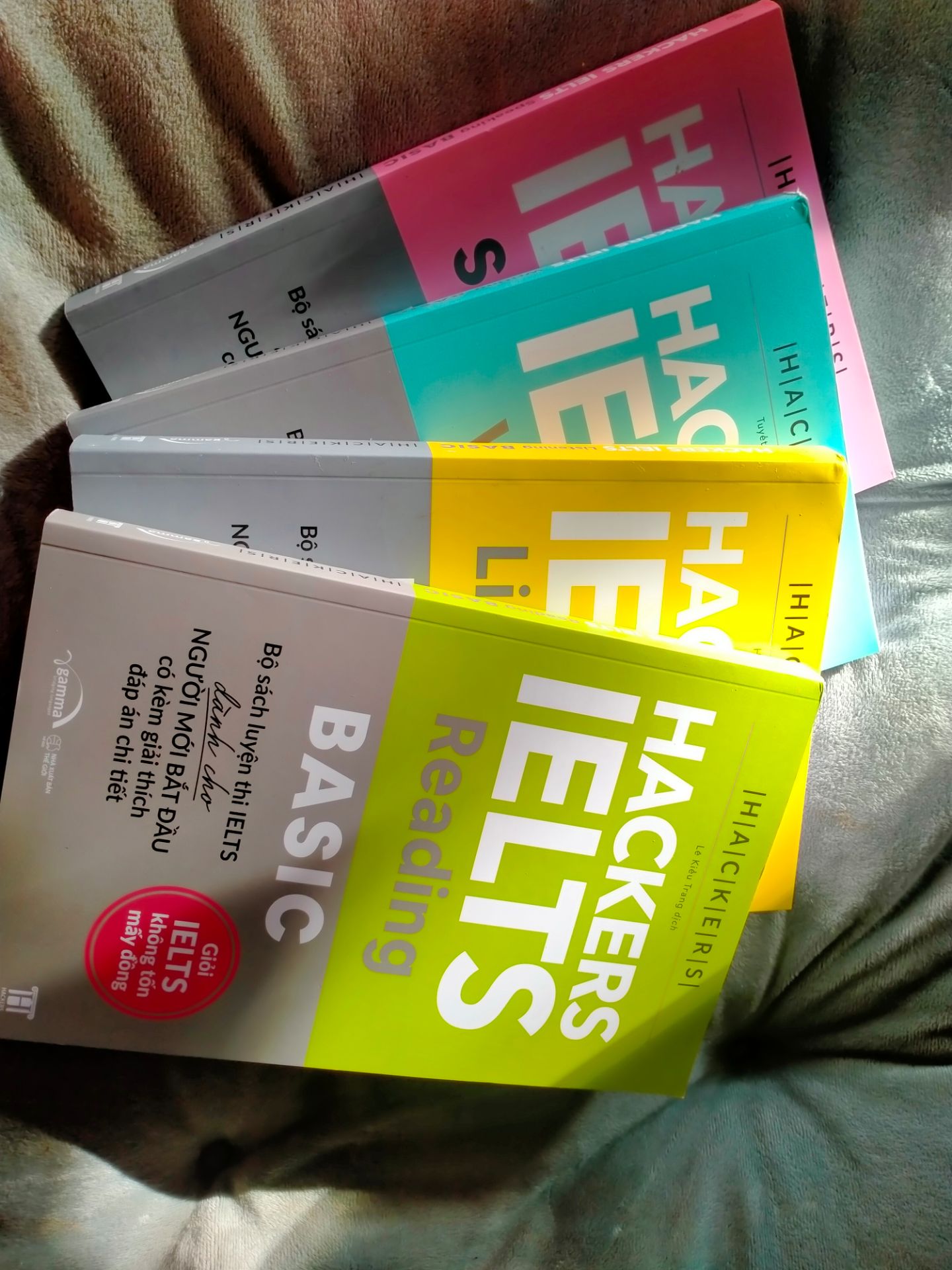 Giao hang nhanh, do dính ngày lễ nên chậm mất 2 ngày .
Đóng gói hơi sơ sài,  sách bị móp 1 xíu bên phần bìa. 
Sách khá ưng ,nhìn đẹp mắt mong rằng mình sẽ chinh phục lại môn tiếng anh này ❤