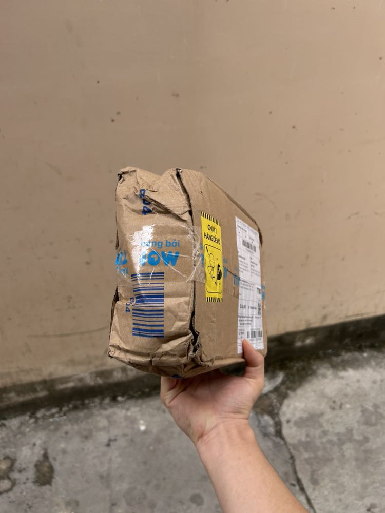 Mặc dù đã dán nhãn hàng dễ vỡ nhưng bên vận chuyển (J&T) vẫn phớt lờ!!