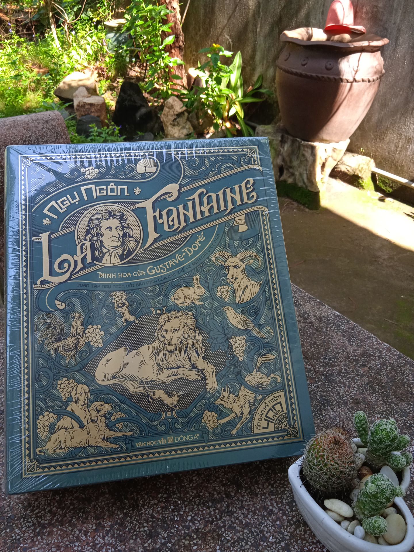 Sách đẹp, nhưng chữ nhỏ quá, không tương thích, khoảng trống nhiều. Nếu có kèm thêm bản dịch văn xuôi thì hay hơn, cho trẻ em có thể đọc và tập kể chuyện được, vì dù sao thơ cũng cô đọng, hàm súc quá, khó lĩnh hội với trẻ em. Nói chung giá trị chưa xứng với giá tiền.