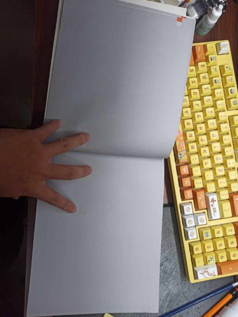 Góc sách hơi bị rách. Nay mình sờ đến mới thấy vết. Nội dung mình chưa đọc nên chưa đánh giá. Sẽ review lại sau.

Update: Sách bị chút quăn góc nên mình có thử đổi trả xem bên Tiki xử lý sao. Họ đồng ý duyệt đơn nhưng sách gửi lại lần này tệ hơn trước. Mình có quay video unbox. Nội dung còn bị in thiếu :| sai sót khó tránh khỏi nhưng nó lặp lại nhiều với lô sách này. Mình nghĩ các bạn nên xem lại bảo quản. Đây là lần đầu mình gặp TH trải nghiệm tệ như vậy