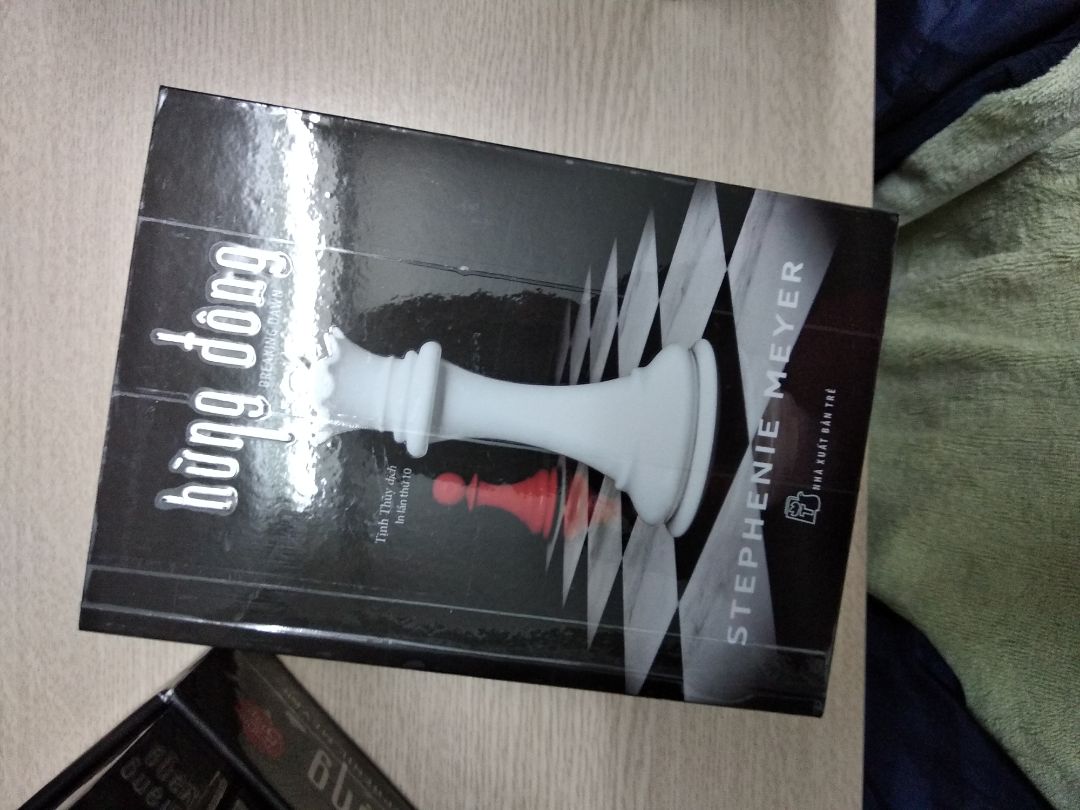 giấy tốt, thơm, các bạn đã xem phim thì cũng nên đọc truyện để thấy cái nhìn rộng hơn về các nhân vật, về câu chuyện. vận chuyển tốt nhưng có vẻ sách bảo quản ko tốt nên mặt sách bị xước xước, cx ko phải lỗi lớn lắm, mình cho qua được