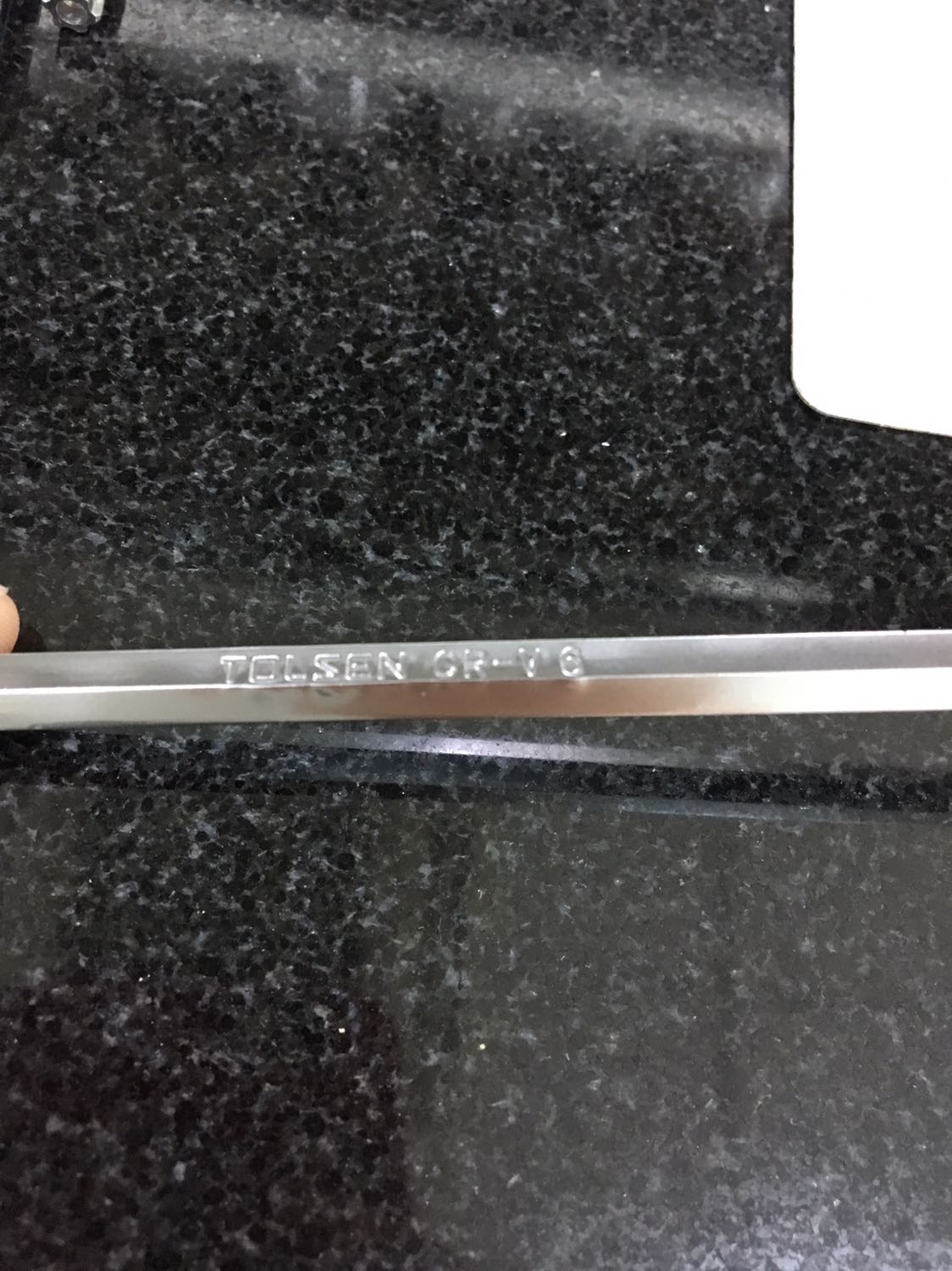 Tổng quan sản phẩm đẹp, chắc chắn
Phần nhựa giữ dạng rút từng cây, chắn chắc hơn kiểu kẹp của Stanley (hình kèm theo là của 20057 bông sao - tương tự phần kẹp này nhé)
Nhưng nhìn kỹ sẽ thấy sản phẩm không quá sắc sảo, như phần logo Tolsen đc dập giữa thân một số cây đường nét k đều hay hơi lệch
Cho 4 sao do sắc vàng nhìn chắc chắn (đậm hơn vàng Stanley nhé) giá phù hợp với đa số người dùng phổ thông, chất lượng hơn hàng chợ nhiều