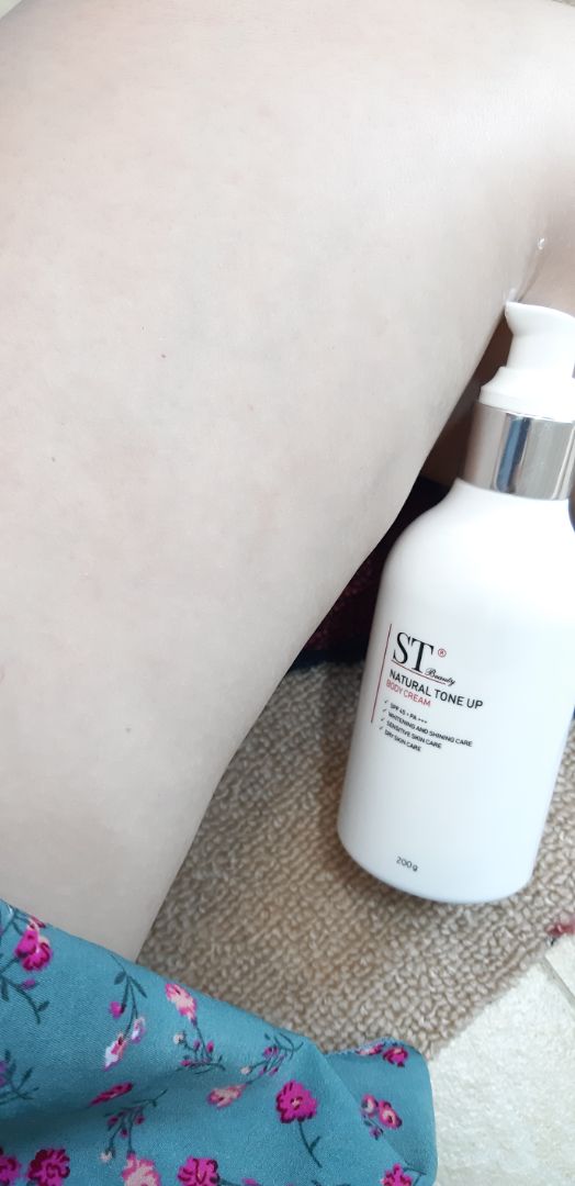 Sau khi sử dụng sản phẩm này đã gần 1 tháng, hum nay mới dám đánh giá . 
1. Tiki giao hàng siêu nhanh, đóng gói rất cẩn thận
2. Về sản phẩm : Mình đi Biển về, da cháy nắng sạm đe  n thui , Cô Bạn làm cùng giới thiệu. Lội vô TiKi tìm thì có bán ẻm , thấy giá cũng okie 200g mà chưa tới 300k cũng hợp lý . Thế là rướt về, cảm nhận ban đầu khi sử dụng thì ẻm có mùi thơm nhẹ rất dễ chịu. Thoa lên da thấm rất nhanh và điều quan trọng , không bị lộ vân kem xíu nào . Thoa lên bật Tone mà lại không nhờn rít, có cấp ẩm nhẹ lun, ngồi máy lạnh không bị khô da . Sau gần 1 tháng sử dụng da mình đã  hồi phục và trắng hơn bình thường thêm 1 tone nữa lun . Nói chung là rất chim ưng , ah theo cảm nhận riêng thì kết hợp thêm tẩy tế bào  chết toàn thân 1 tuần ít nhất 1 tuần nữa thì toẹt dzoiii Ông Mặt Trời lun . Mình tuần tẩy 2 lần á