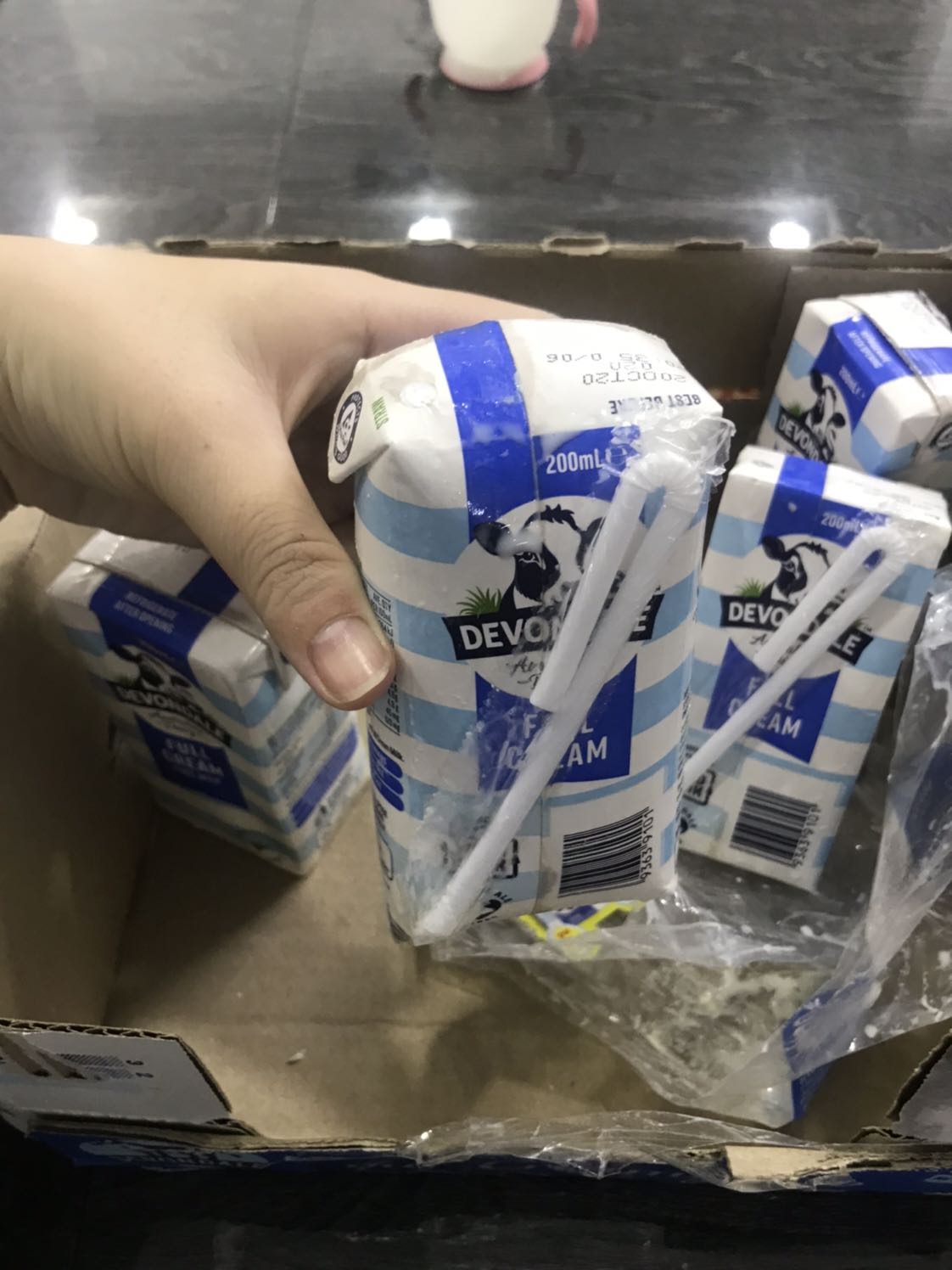 Mới nhận hàng khui ra có 1 hộp đã bị phồng, sữa đổ ra đóng ván khắp thùng. Thùng sữa dễ bể mà Tiki chỉ quấn có 1 lớp màng bọc mỏng bên ngoài, dạo này Tiki đóng đồ chán quá :(