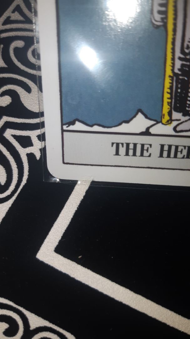 có 1 lá bài bị tróc. nhưng đổi trả rất mệt và rắc rối. mình không thích đổi. dù s vẫn chấp nhận được