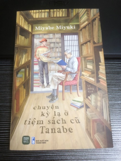 Tiki đóng gói giao hàng nhanh, quyển này mình k được chọn bao sách huhu.
Sai chính tả quá nhiều, không muốn đọc luôn.
Cốt truyện, tình tiết không có trinh thám, kỳ bí, kinh dị gì lắm. Có yếu tố xã hội nhưng không nhiều đạo lý. Xoay quanh tiệm sách cũ và cuộc sống của những khách hàng đến mua sách. Đọc giải trí thôi!