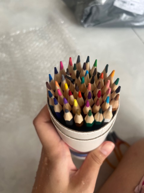 Giao hành nhanh, màu được bọc cẩn thận, màu lên đẹp, mịn. Có một cây bị gãy ngòi một xíu nhưng không sao, gọt đi là được, còn lại thì ok. Sẽ tiếp tục ủng hộ.