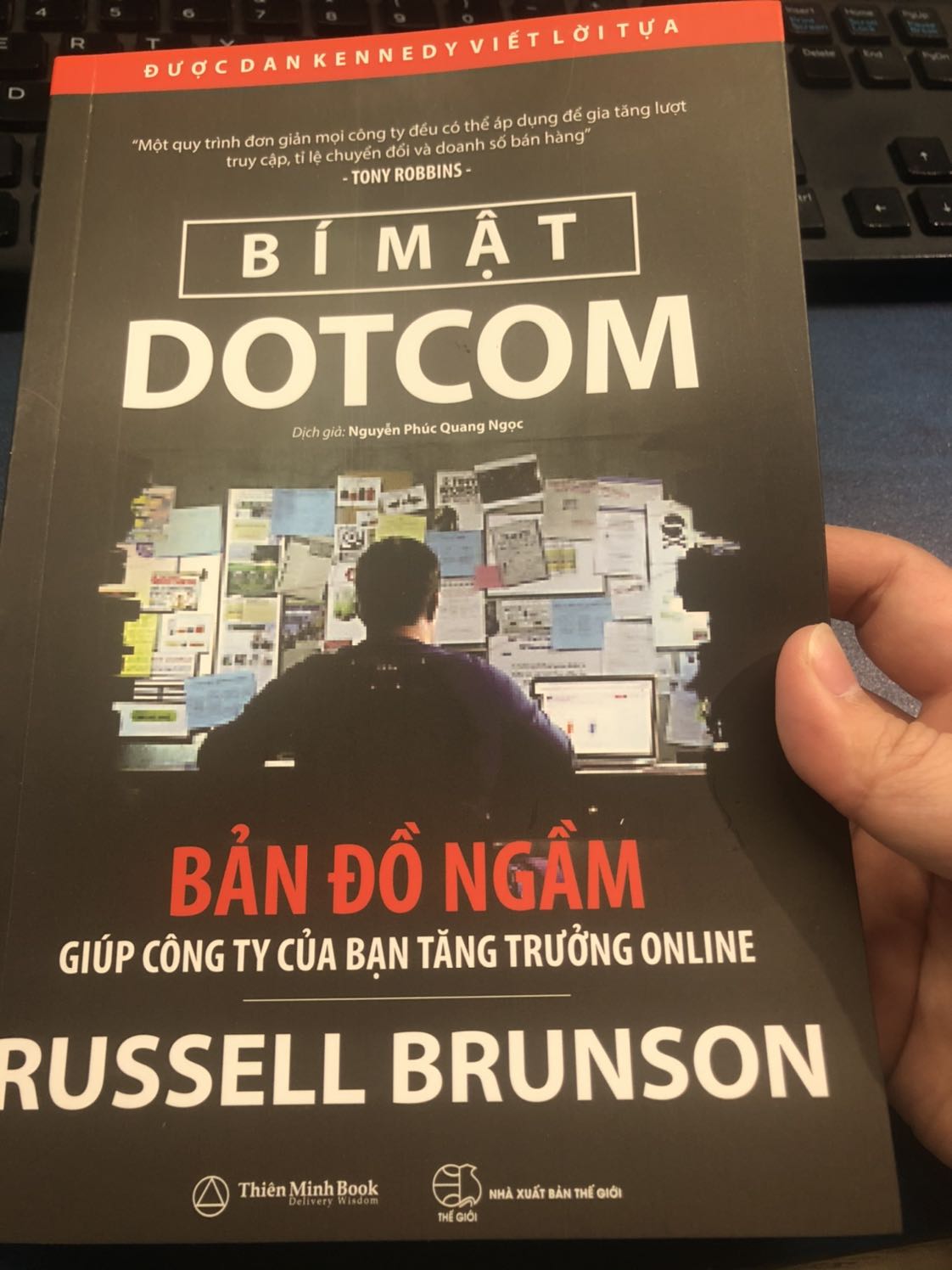 vui lòng tiki liên hệ hoặc làm rõ chuyện làm ăn bên nhà cung cấp này. Thứ nhất chuyện mua sách online đó giờ tôi cũng chỉ tin tưởng tiki để mua, nhưng hôm nay tôi nhận một cuốn sách sau 4 ngày đặt hàng thật sự rất buồn.
- nhà xuất bản khác hoàn toàn , trên bìa sách tôi xem trên hình là NXB tp Hcm còn này là NXB thế giới 
- Thứ hai: về nội dung tôi chưa kiểm tra, thì đã thấy trước vài vấn đề font chữ thì to nhỏ, còn có chỗ khác font hoàn toàn. Tôi đọc một vài cuốn sách khác, nếu có trích dẫn thì cũng không khác hẳn như vậy. Thật sự là rất buồn
Đề nghị tiki làm rõ vấn đề này. Và tôi muốn trả hàng