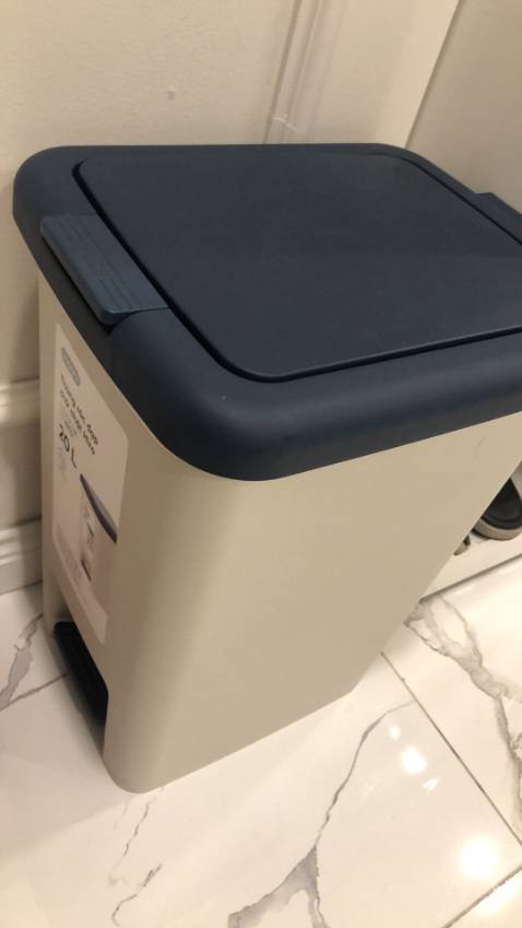 sản phẩm đẹp. giá cả phải chăng. chất lượng nhựa tốt, mịn, dễ dàng lau chùi. sản phẩm thiết kế nhỏ gọn chắc chắn. nắp mở bằng chân và bằng tay đều tiện lợi và sạch sẽ. phù hợp để ở nhiều nơi trong gia đình như nhà tắm, bếp, phòng khách,... shop đóng gói cẩn thận và chắc chắn, tiki giao hàng nhanh. cảm ơn shop và tiki