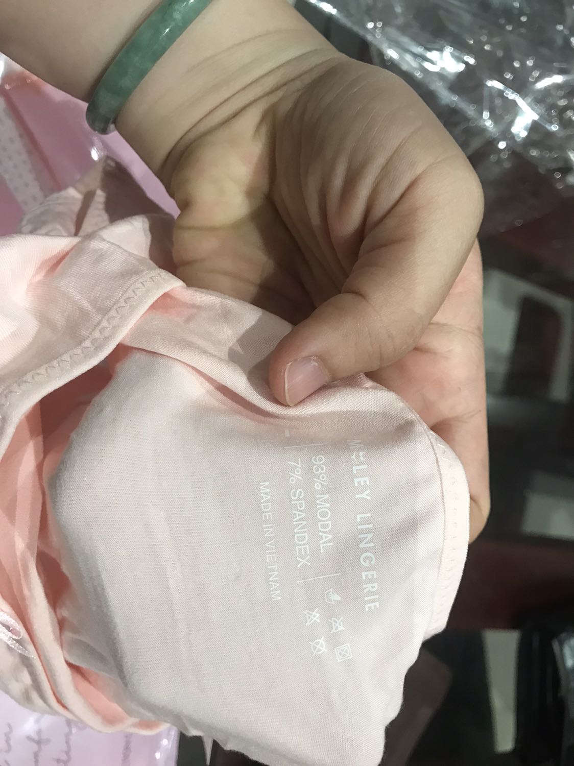 Đóng gói đẹp sản phẩm chỉn chu. Vải mềm mịn mặc thích. Đã mua lại rất nhiều lần, năm nào cũng mua. Giá sales phải chăng nhưng ko có quần màu đen như mấy lần trước.