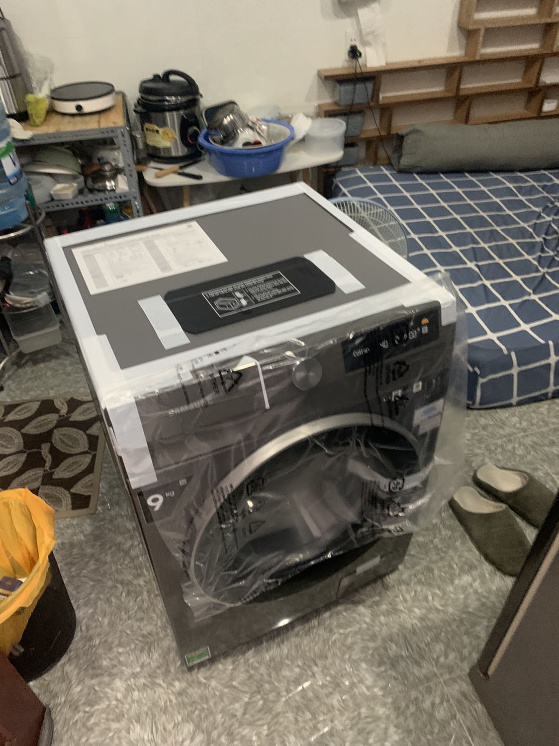 Máy khá tiện trong việc giặt. Nước giặt và nước xả chỉ cần đổ 1 lần máy tự cân chỉnh. Giặt thấy sạch lắm á. Mấy vết ố trên gối gặt vẫn ra. Có điều vắt máy hơi rung nhưng ở mức chấp nhận được. Để thời gian nữa xem sao