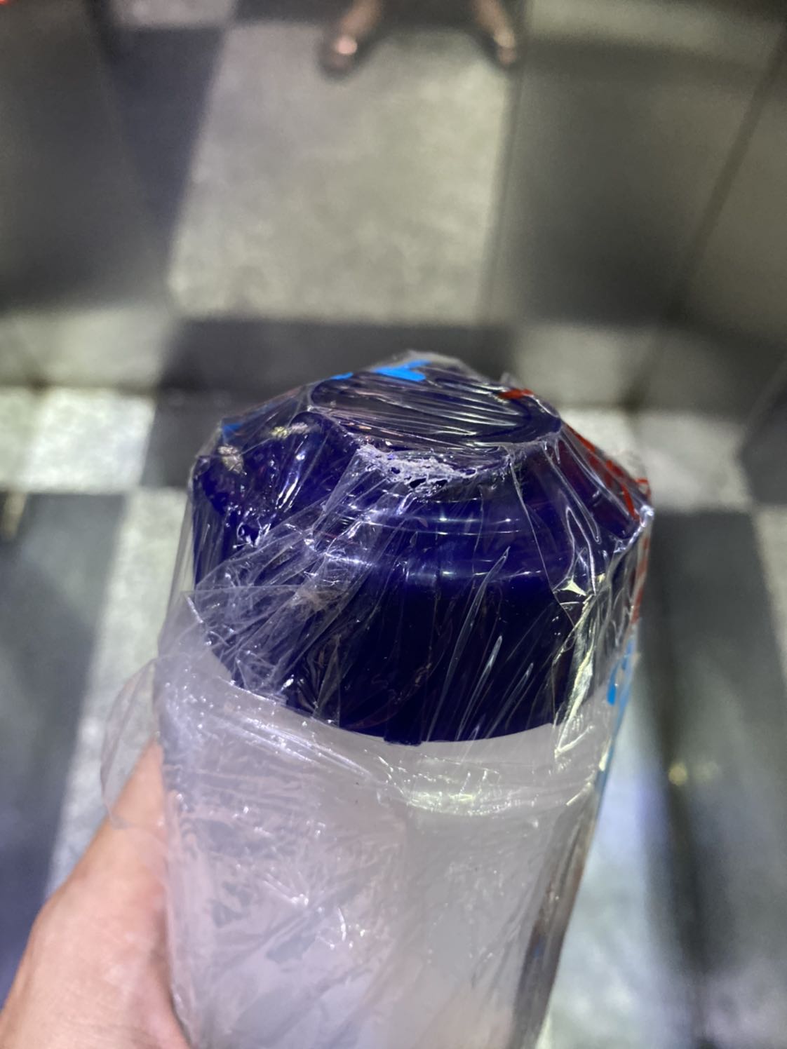 Sản phẩm bị trầy xướt khi giao và khi mở ra thì gãy quai nắp đậy