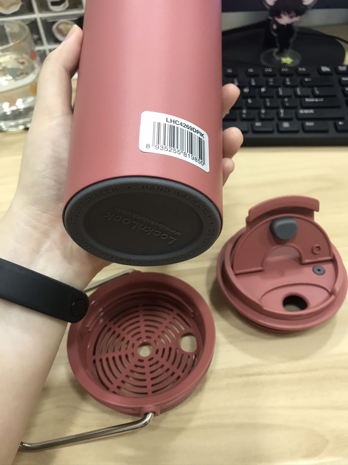 Đựng nước nóng thì 6 tiếng đã nguội thành nc ấm vừa đủ uống rồi. Miệng cốc sẽ rất nóng nên thoát nhiệt nhanh.
Đựng đá thì giữ lạnh 8 tiếng chỉ tan khoảng 10-20%.
Miệng cốc sẽ ko kín như bình nước được, nếu dốc ngược bình hoặc để nằm ngang thì nước sẽ rò ra tại phần xoay cốc một chút (nước nóng thì thành giọt nhỏ, nước đá thì thoát mồ hôi li ti).
Mình nghĩ đây là thiết kế hợp lý ở nơi làm việc. Nếu ra ngoài thì vẫn nên có túi đựng cốc.
Giao hàng nhanh (freeship và giao trong nửa ngày). Cốc nguyên vẹn và ko xước.