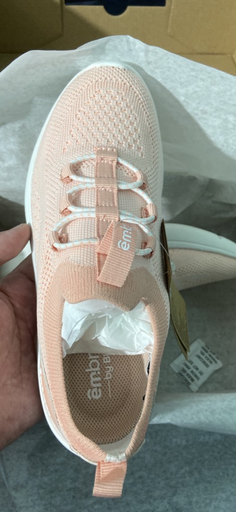 Đóng gói sơ sài làm hộp giày bị thủng một lỗ. Hộp giày thiết kế đẹp. Giày knit mềm đế rất nhẹ mang êm chân cho 5 *