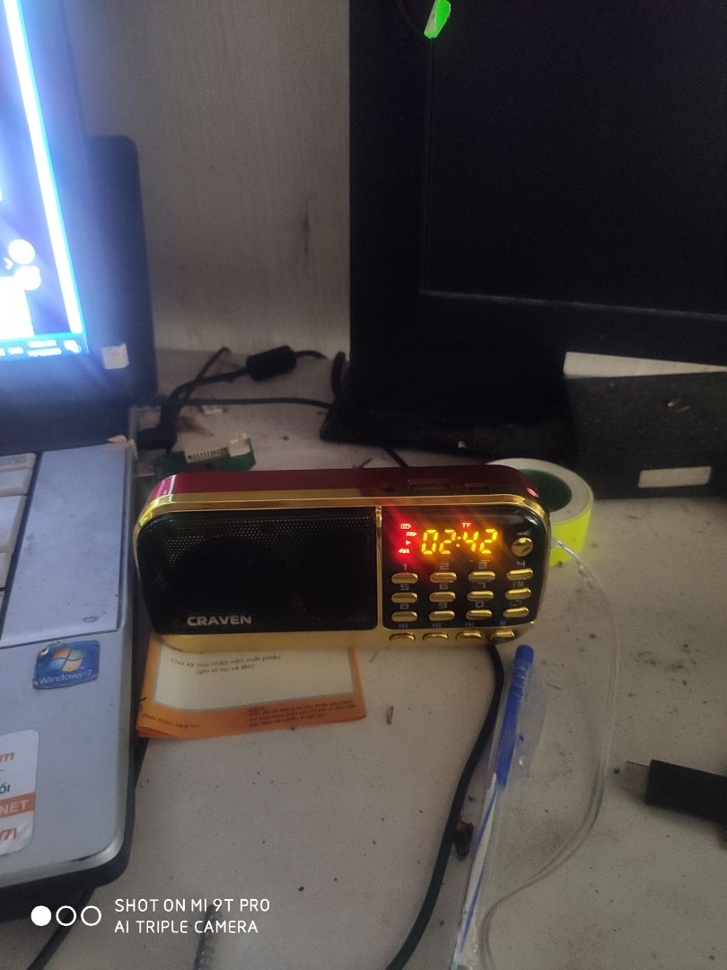 sp tốt,mới,shop dễ thương.tiết là thẻ nhớ có nhiều folder thì ko chọn được.Anten thì cọng dây lỡ mà đứt thì tạch nhé.?mở hết volume thì rè nghe mứt 10 là vừa.loa ấm tạm được.Có đèn pin tiện lợi.2 pin to mất 1 pin vẫn xài được.Hy vọng xài bền.