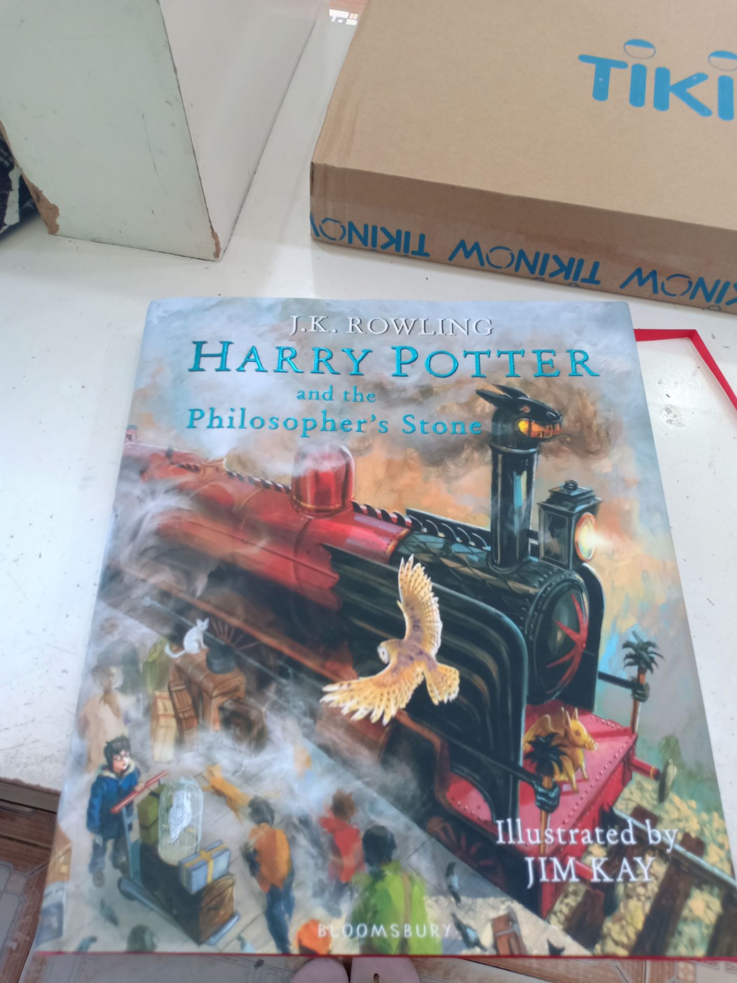 Mình đã mua tập 2 và 3, giờ tậu được e này đúng đợt sales mạnh cũng hơi lo về chất lượng. Tuy nhiên khi nhận được sách thì ưng quá là ưng luôn ấy. ? Quyển này mùi sách thơm nhẹ, không bị hắc như tập 3, hình ảnh thì sinh động, cầm chắc tay, sang trọng. Mình cứ ôm lấy quyển sách rồi hít hít say mê y hệt như mấy ông nghiện mà vớ được cần sa ấy. ?