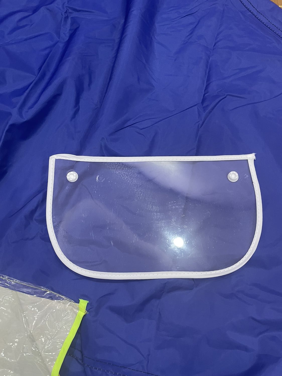 Áo mưa không giống hình lắm, màn chắn mưa hắt bé hơn ảnh nhiều, mũ người ngồi sau không có chắn mưa như ảnh. Chất liệu mỏng và ko dk bền lắm