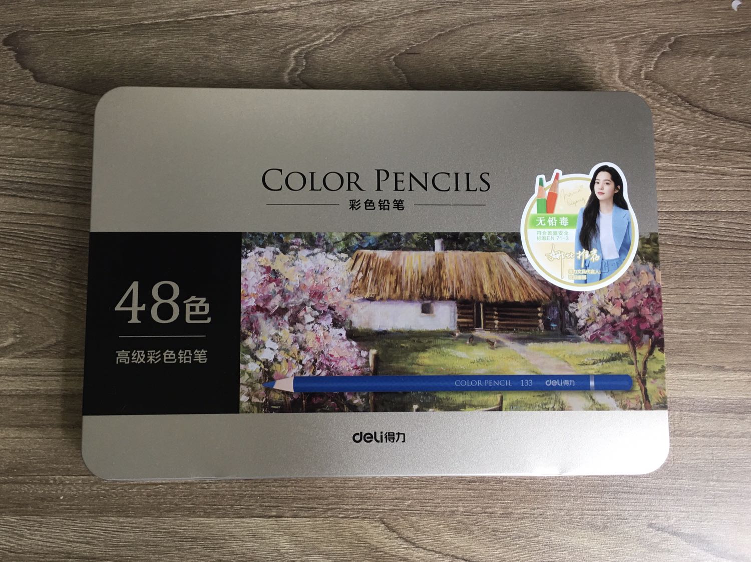 Mình mua loại 48 màu, có nhiều shade màu nên khi tô hình ảnh sẽ sinh động hơn. Bút được để trong hộp thiết chắc chắn. Màu rất đẹp, mình ko phải dân chuyên vẽ nên đối với mình chất lượng như vậy quá ổn. Dây là mình tô trong cuốn Tô bình yên.