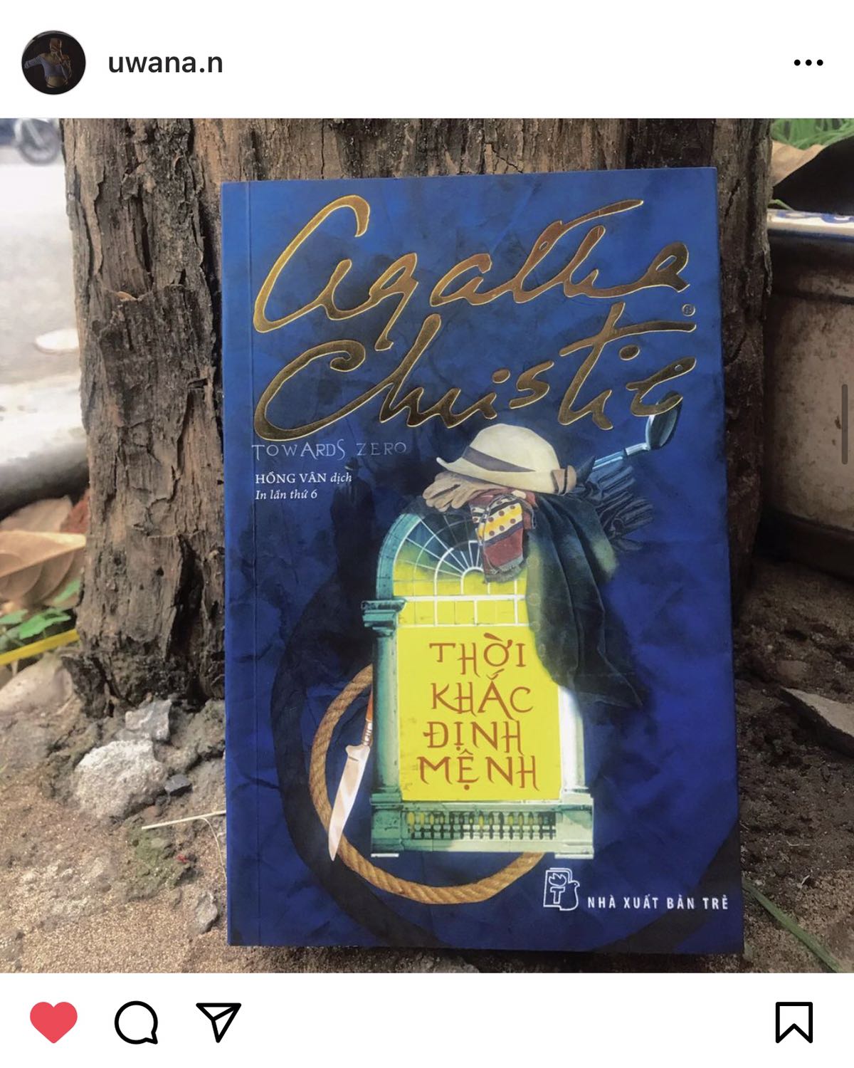 Mình mất khoảng 2 tiếng rưỡi để đọc một mạch cuốn này, sự thích thú với tên tác giả và danh tiếng của Agatha khiến mình không thể chờ đợi thêm hay ngừng đọc luôn ấy 😬
Cách bà xây dựng nhân vật và cách bà nhả từng gợi ý làm cho mình cảm thấy ai cũng có thể là kẻ sát nhân, ai cũng có động cơ và ai cũng có bí mật ấy, không hổ là truyện được xếp là hay nhất của Agatha tại Việt Nam 😘😘😘