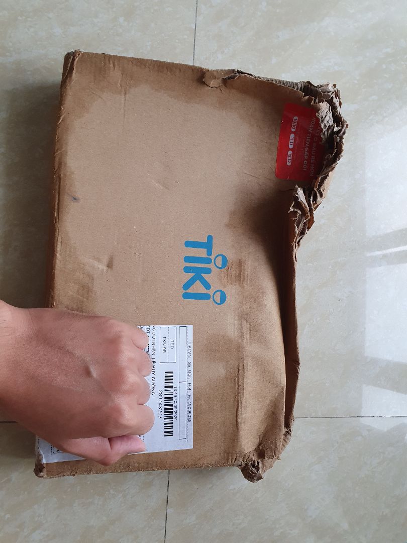 Không thể tin được Tiki giao hàng Tikinow lúc 5 giờ chiều, trời mưa tầm tã suốt từ trưa mà không có phương án nào để bảo vệ cuốn sách bị ướt. Mua 1 cuốn sách mới để tặng mà như thế này thì tặng kiểu gì???
Recommend tất cả các bạn không nên mua sách của Tiki mùa mưa!!!