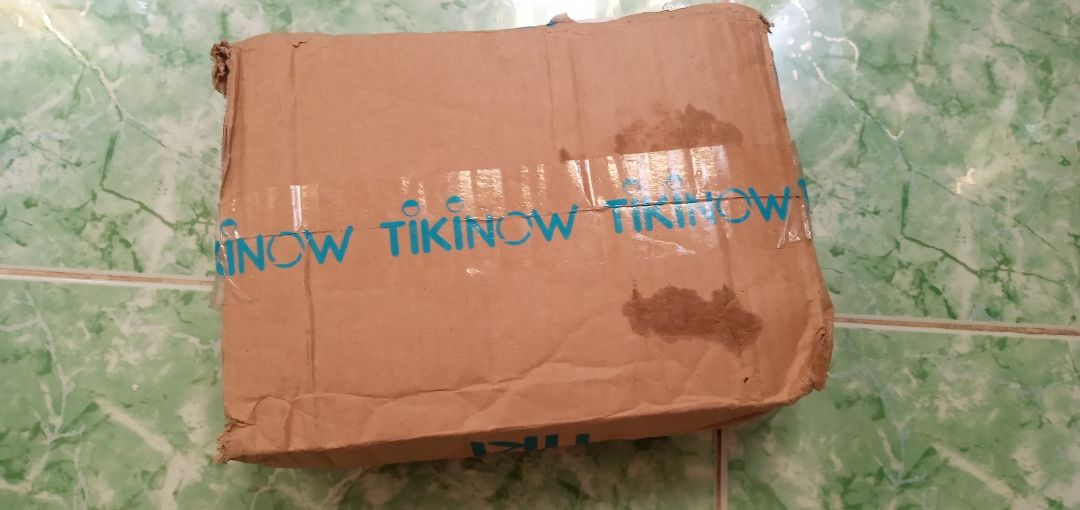 Giao hàng uy tín.
Sản phẩm được đóng gói không được đẹp lắm nhưng không bị hư hỏng là được rồi.
Sách thì không được bọc muốt và trên bìa sách có vài chỗ bẩn nhưng nói chung là tạm ổn.
Chữ viết thì rõ ràng, không lỗi.
Có vài trang thì dính nhau nhưng nếu mình cẩn thận thì đâu lại vào đó nên cứ yên tâm mà mua.