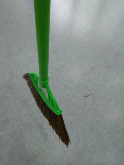 Chổi mỏng, cán ngắn, quét cứ bị rung rinh, màu sắc lòe loẹt