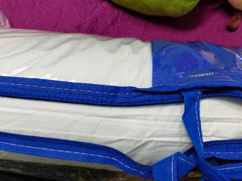 Gối êm lắm ự. Có túi xách bọc ngoài, túi xách dày dặn, có khoá kéo.