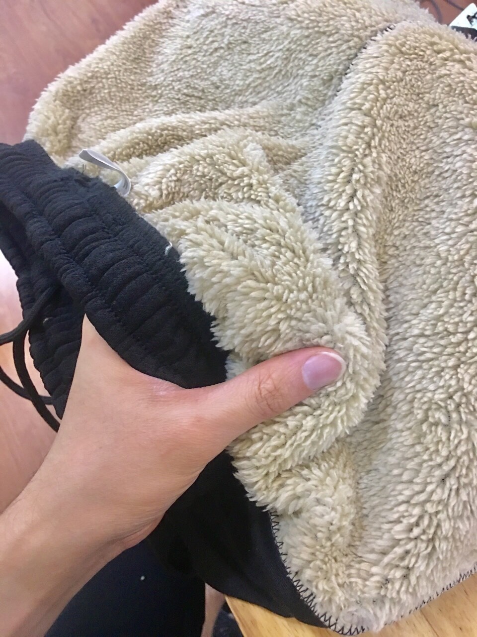 - Chất liệu cotton nên không gây hại cho da
- Màu đen không phai màu, không bai xù
- Hàng quá đẹp luôn ấy, chạy nhảy đi chơi đi làm không vấn đề
- Lông lót dầy dặn và mặc thoải mái, ko gây tích điện cho da. nên dễ chịu
- mình có mua 1 cái lót lông ở 1 shop trên Hai Bà Trưng nó rụng lả tả, còn hàng này ko sao cả. 
Rất là đẹp.. cho 1 cái 5*, shop phát huy nhé - Chất liệu cotton nên không gây hại cho da
- Màu đen không phai màu, không bai xù
- Hàng quá đẹp luôn ấy, chạy nhảy đi chơi đi làm không vấn đề
- Lông lót dầy dặn và mặc thoải mái, ko gây tích điện cho da. nên dễ chịu
- mình có mua 1 cái lót lông ở 1 shop trên Hai Bà Trưng nó rụng lả tả, còn hàng này ko sao cả. 
Rất là đẹp.. cho 1 cái 5*, shop phát huy nhé