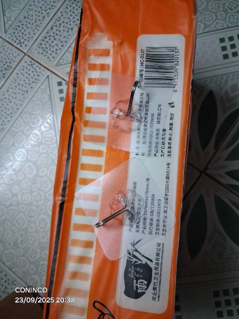 Hàng gói cẩn thận, còn hạn sử dụng 3 năm từ 17/06/2025, 1280 tờ không phải 1360 tờ như quảng cáo, có móc treo trong 1 hộp.