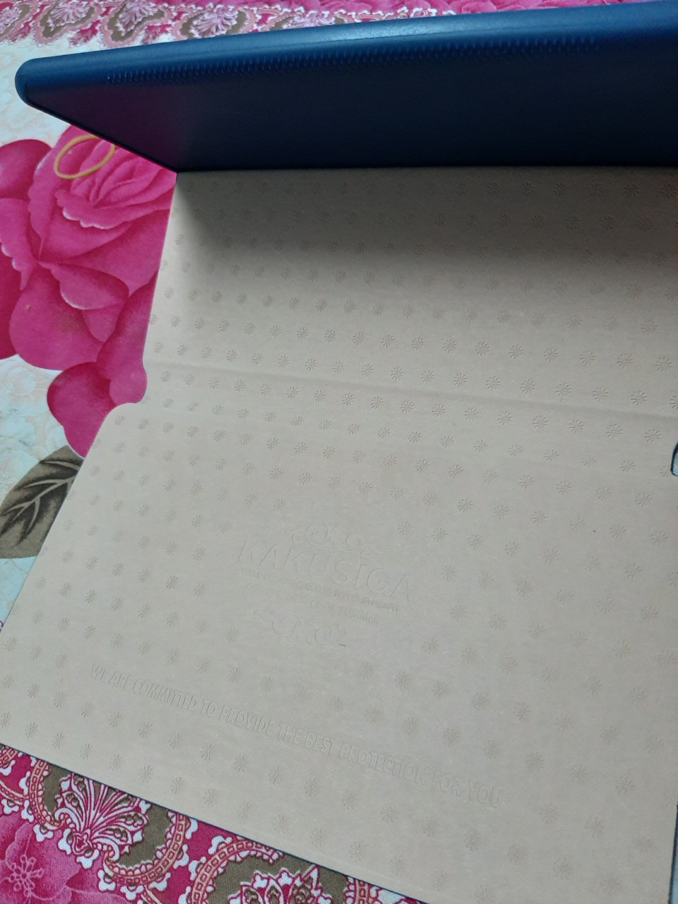 So với giá tiền và không mua trực tiếp nhưng khi nhận được thì rất hài lòng. SP đẹp, bắt mắt. Mặc dù giả da nhưng trông khá đẹp. 
Phần đóng gói từ Tiki thì hoàn hảo, quá kỹ luôn.